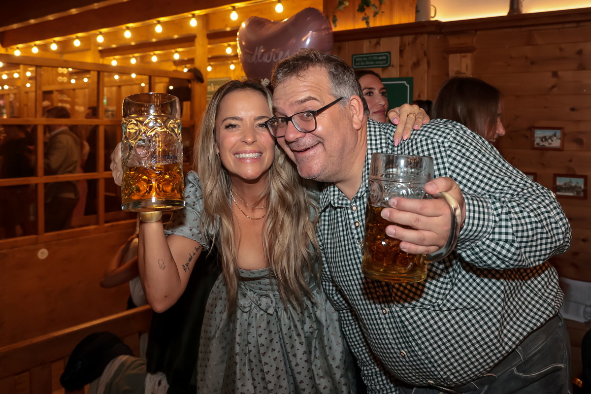 Stars auf dem Münchner Oktoberfest 2024: Marina Hörmanseder und Elton