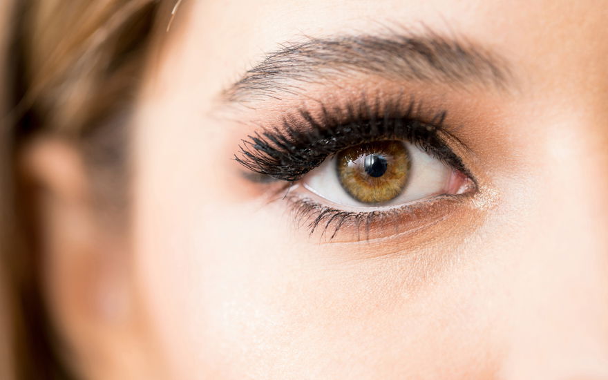 Frau mit sehr vollen und dichten Wimpern
