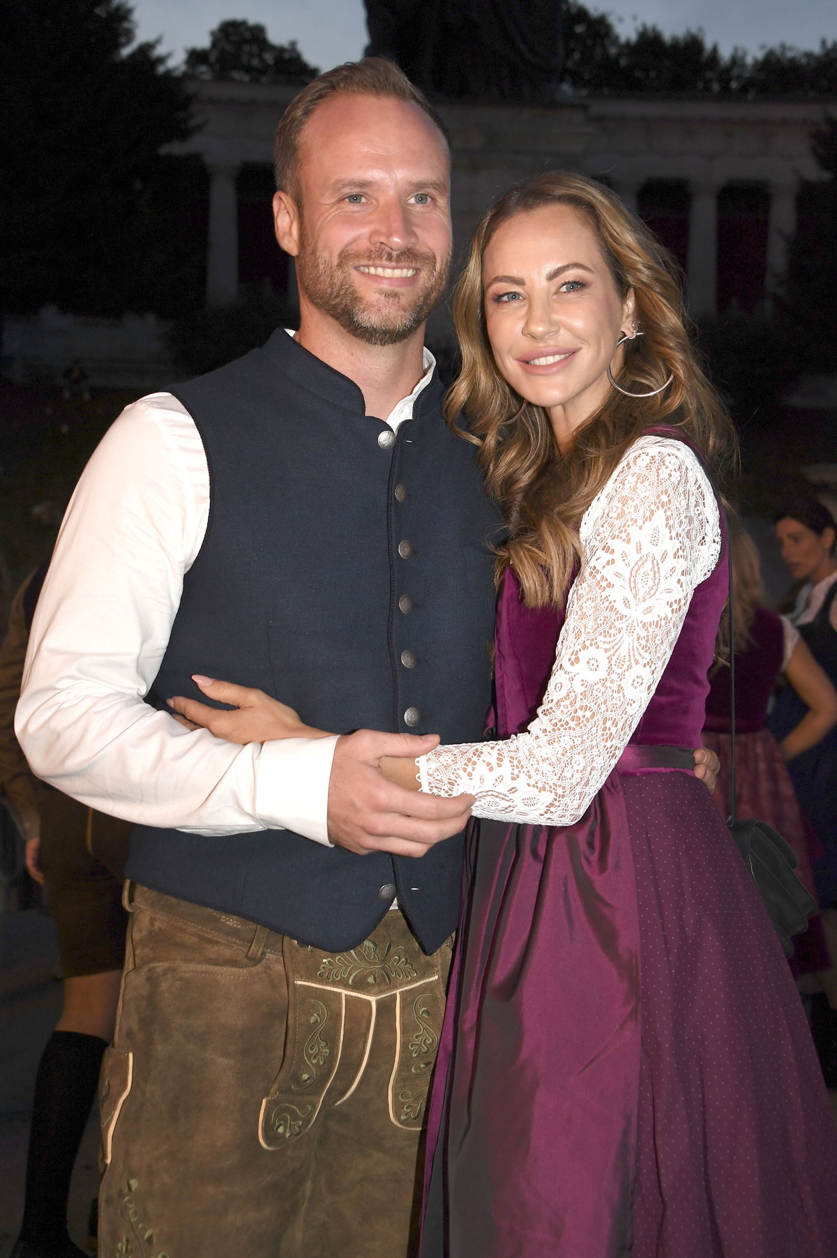 Stars auf dem Oktoberfest 2024: Sandy Meyer-Woelden mit Freund Alexander Mueller beim Almauftrieb