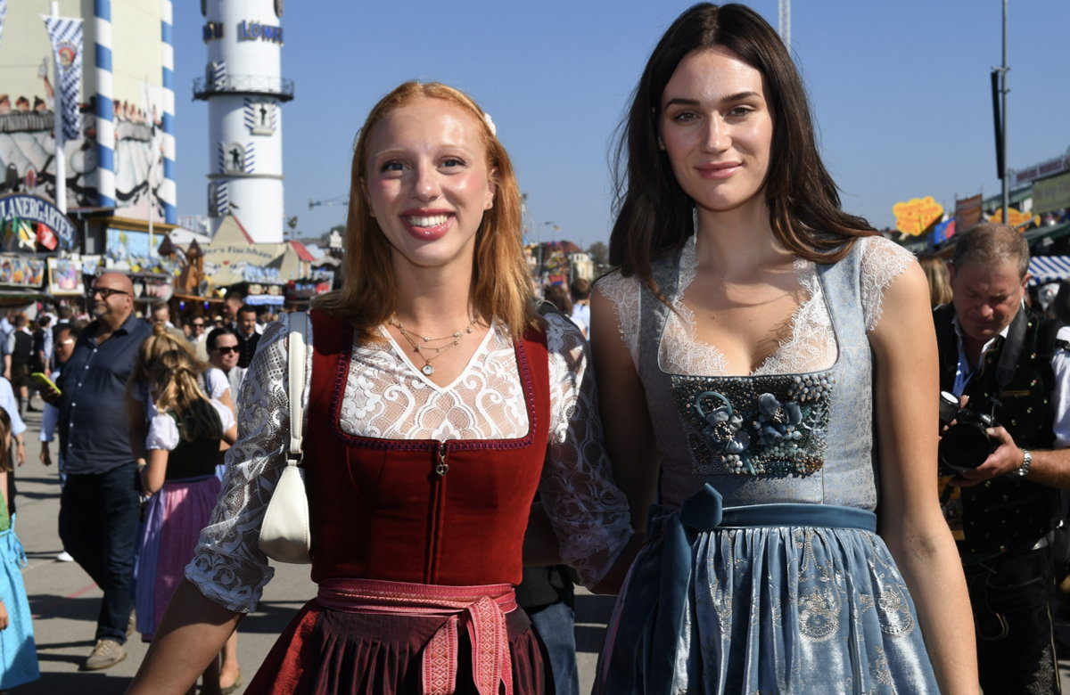 Anna Ermakova und Gloria-Sofia Burkandt auf dem Oktoberfest