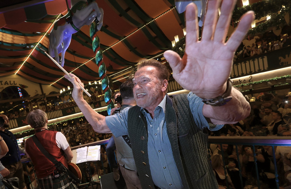 Arnold Schwarzenegger dirigiert im Marstall-Zelt die Kapelle auf der Wiesn