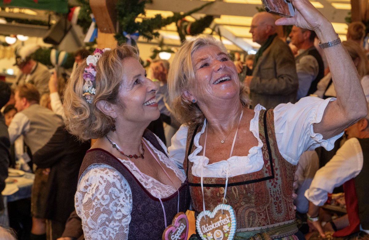 Jutta Speidel und Michaela May strahlen im Schottenhammel