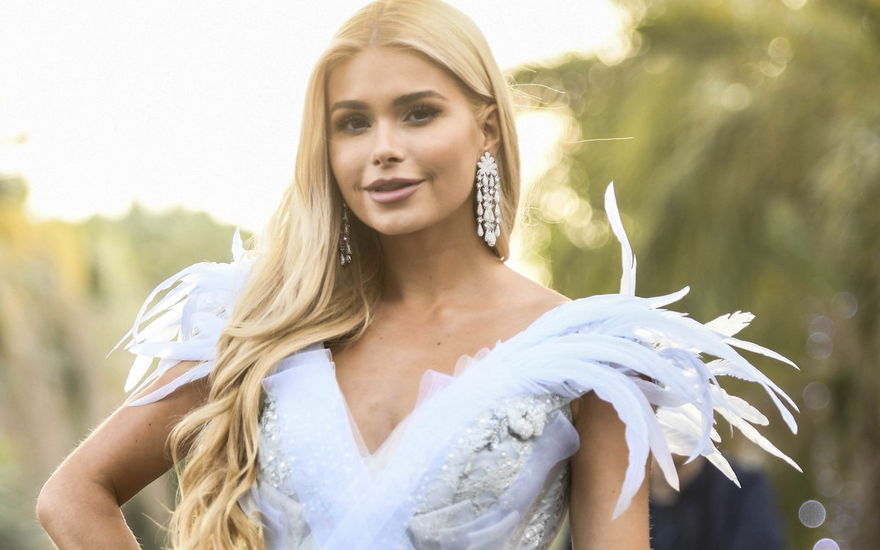 Pamela Reif in Cannes im Federkleid