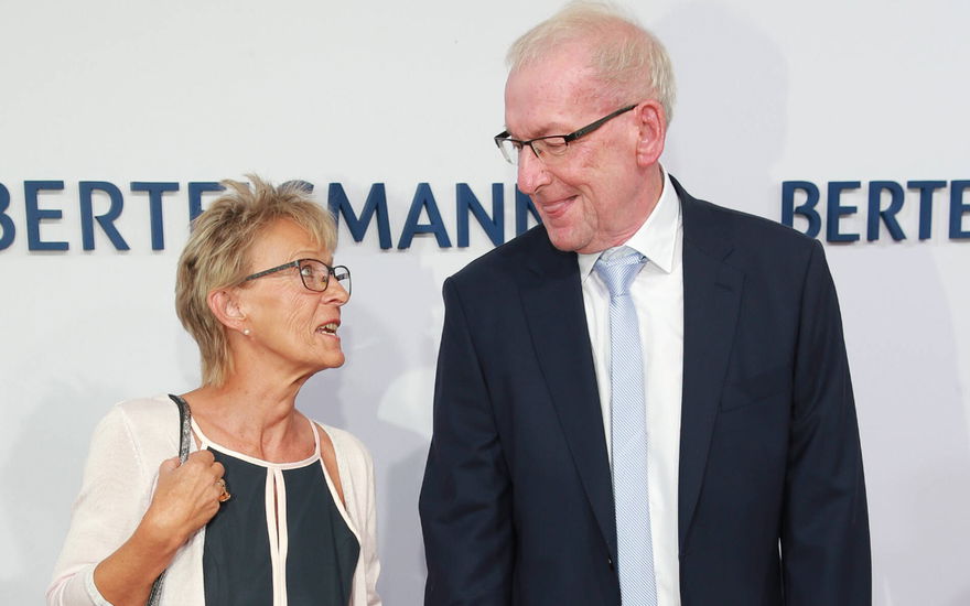 Peter Zwegat und seine Ehefrau Liane Scholze schauen sich an
