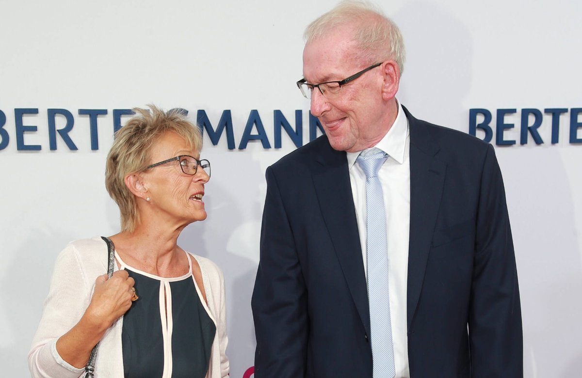 Peter Zwegat und seine Ehefrau Liane Scholze schauen sich an