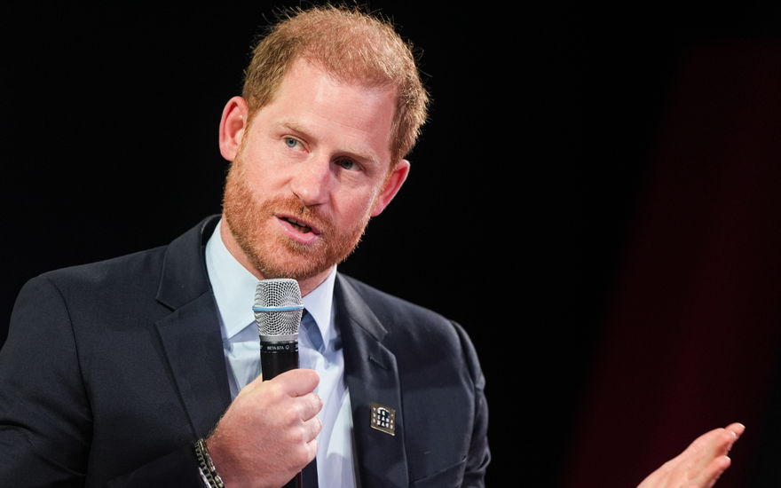 Prinz Harry spricht mit einem Mikro in der Hand