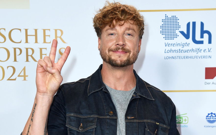 Samu Haber zeigt Peace-Zeichen