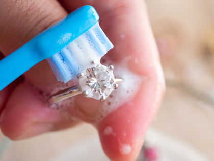 Schmuck reinigen: Mit diesen Tricks bleiben unsere Schmuckstücke weiterhin so schön strahlend