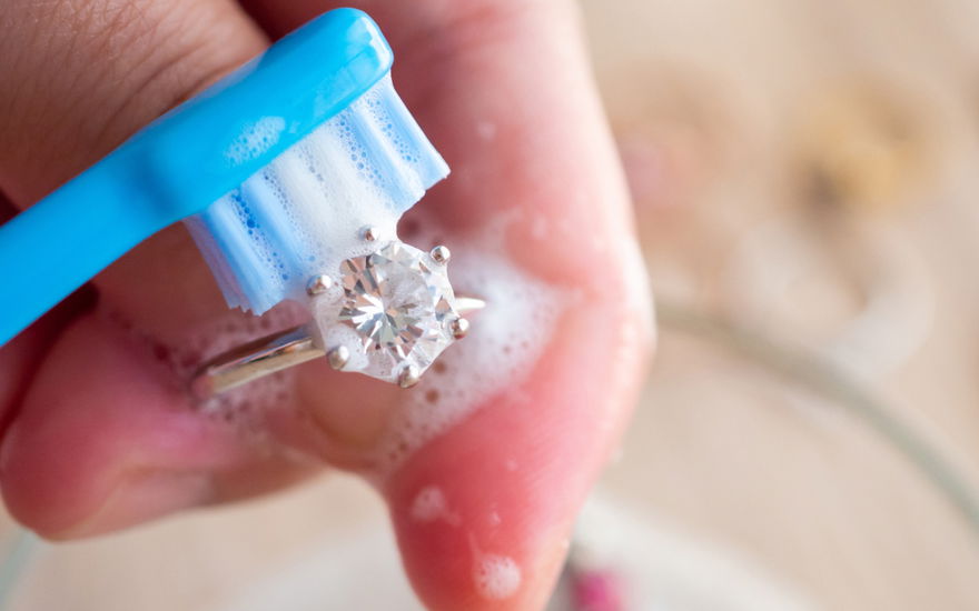 Diamantringt mit Zahnbürste putzen