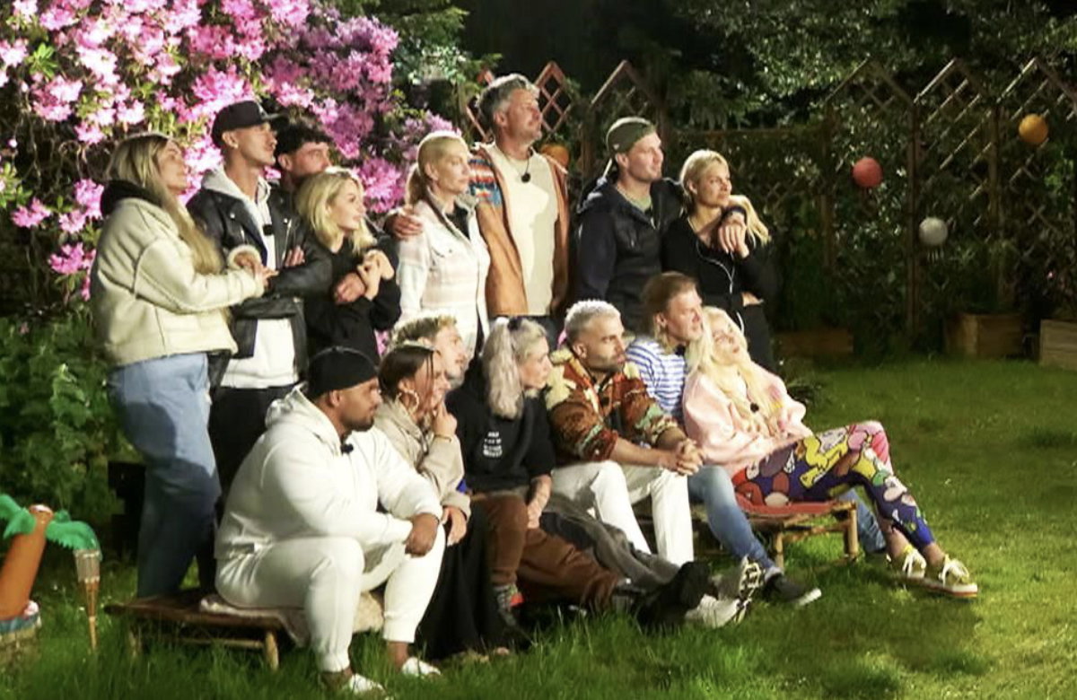 Der "Sommerhaus der Stars"-Cast versammelt sich im Garten