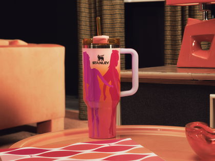 Lena Gercke liebt die neuen Quencher aus der "Stanley x Barbie"-Kollektion