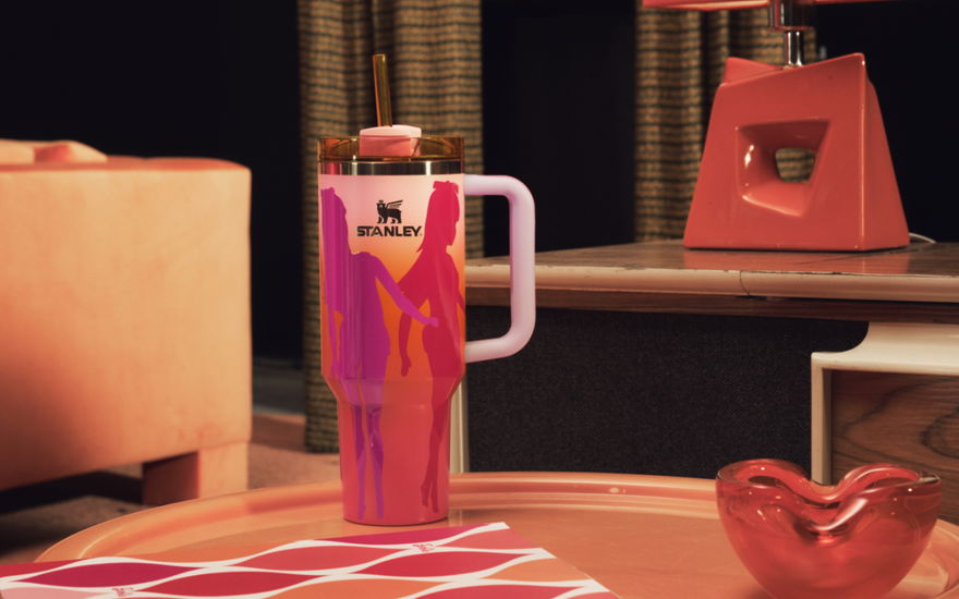 Stanley Trinkflasche auf Tisch