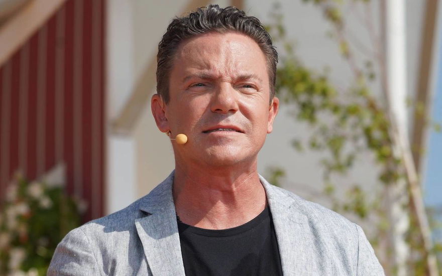 Stefan Mross guckt skeptisch in die Ferne
