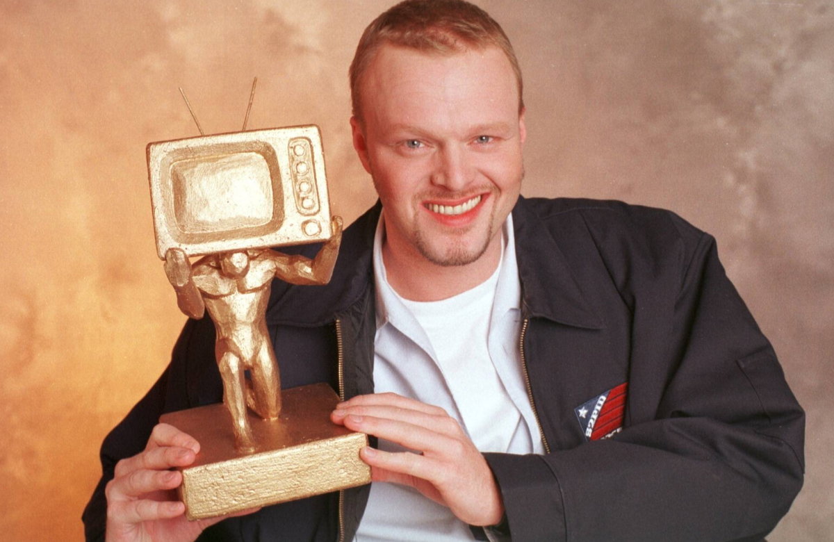 Stefan Raab im Jahr 1999 mit "TV Total"-Trophäe