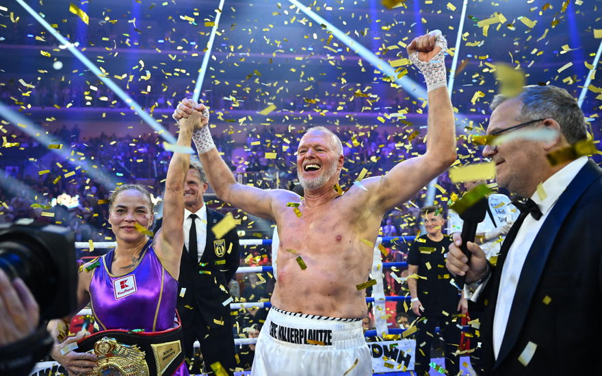 Stefan Raab jubelt nach Boxkampf