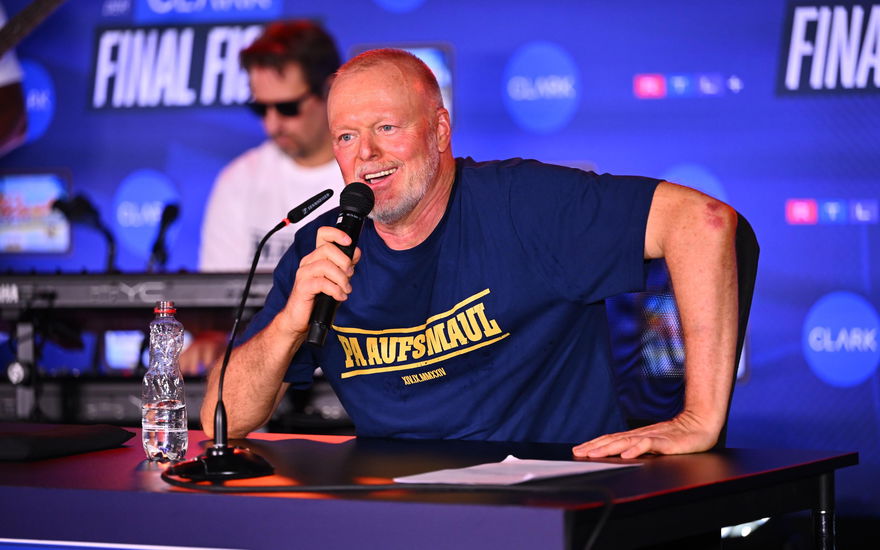 Stefan Raab bei der RTL-Pressekonferenz nach dem Boxkampf