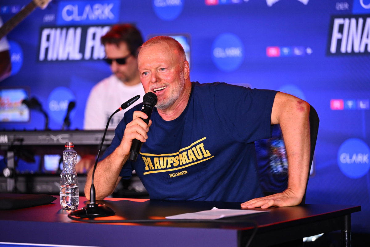 Stefan Raab bei der RTL-Pressekonferenz nach dem Boxkampf