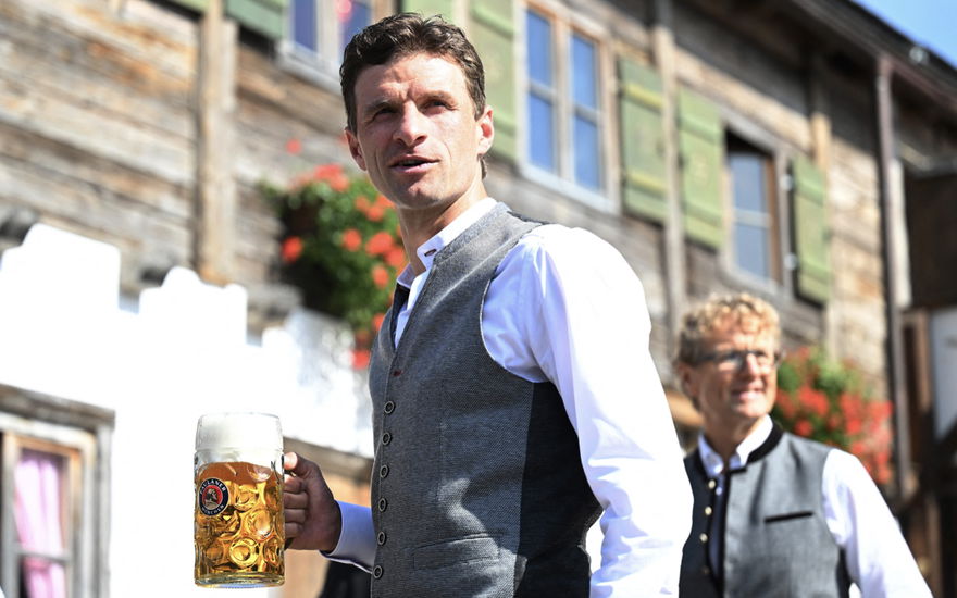 Thomas Müller mit einer Mass Bier auf dem Oktoberfest