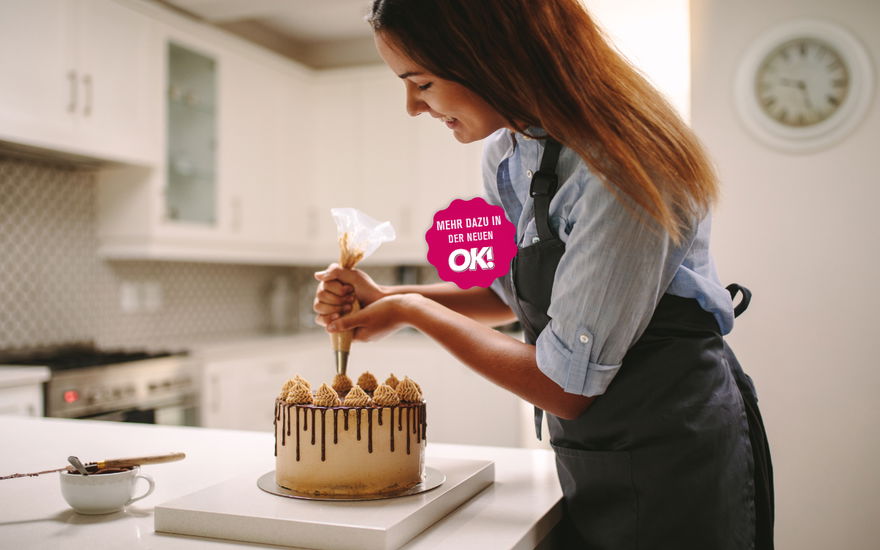 Frau dekoriert Torte