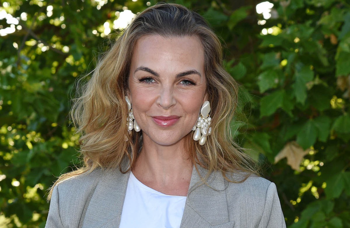 Annika Lau vor Blättern