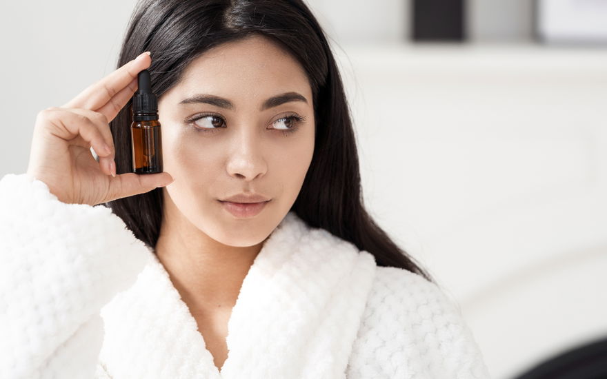 Frau mit Serum in der Hand