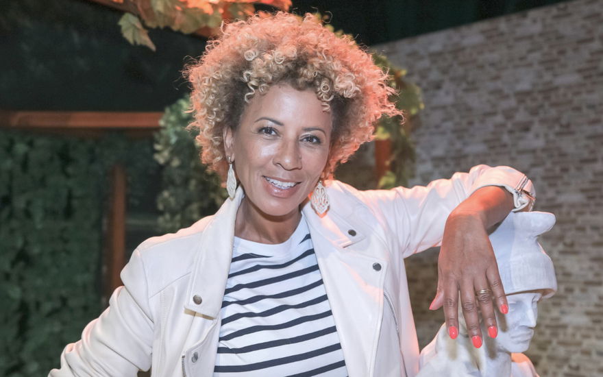 Arabella Kiesbauer posiert lässig