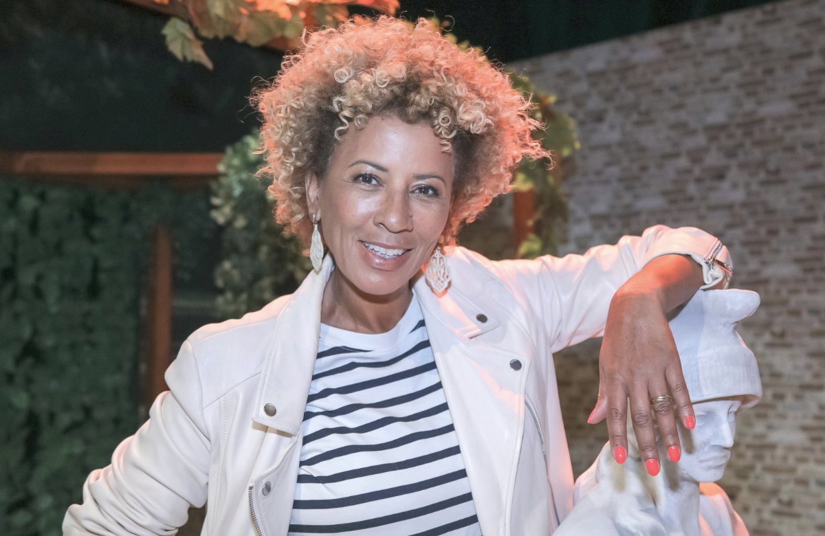 Arabella Kiesbauer posiert lässig