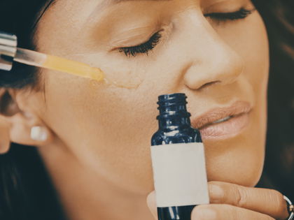 Augenpflege mit Anti-Aging-Effekt: Dieses Augenserum glättet Falten mit Parakresse