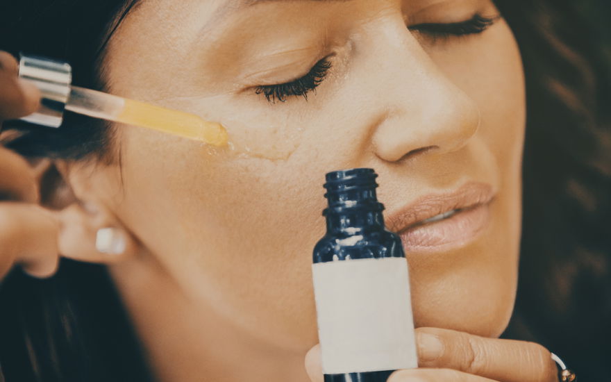 Frau Serum unter den Augen