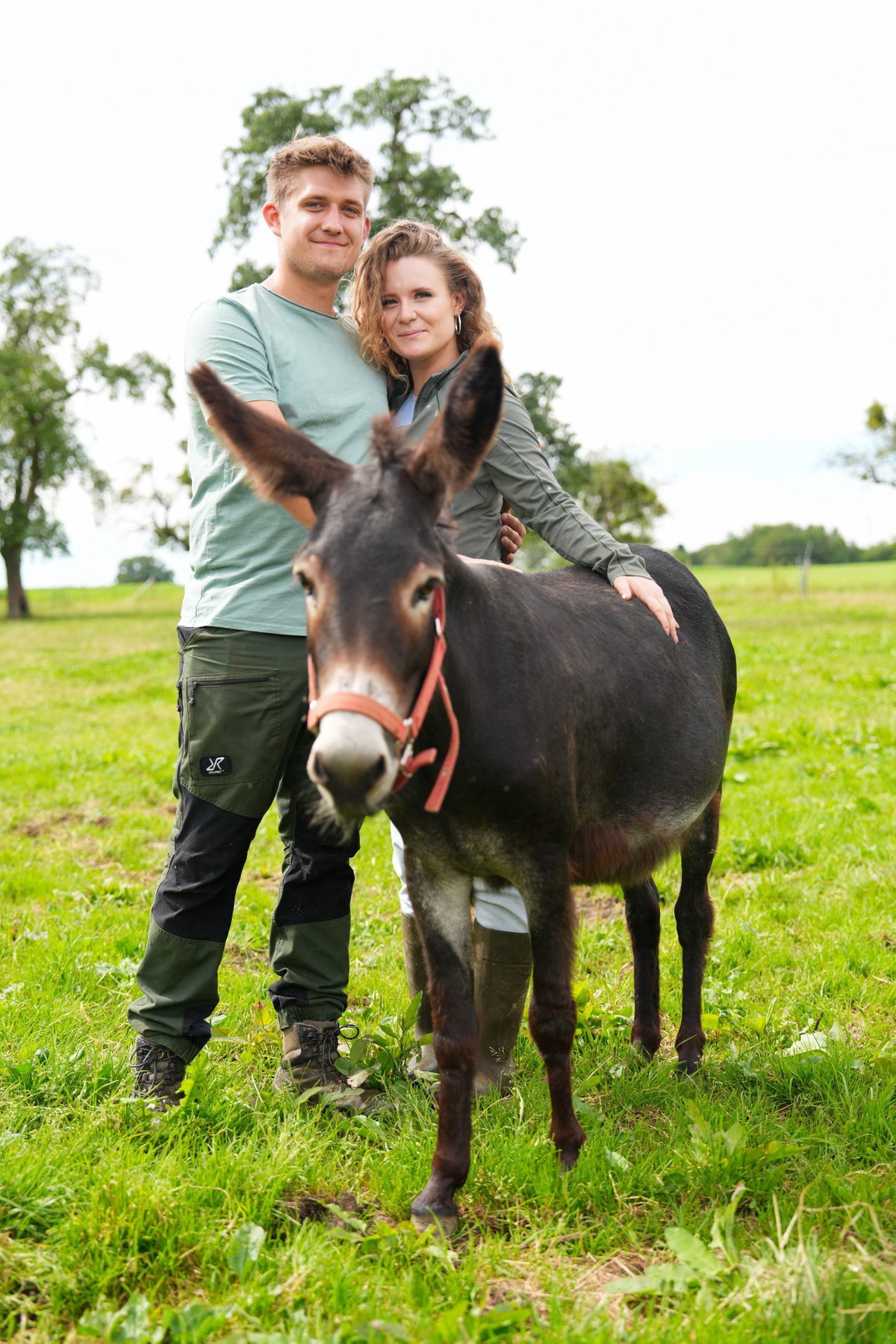 "Bauer sucht Frau" 2024: Yannik und Michelle mit Esel