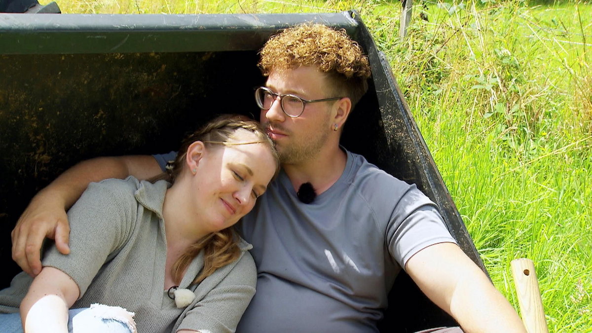 "Bauer sucht Frau" 2024: Marcel und Jasmin kuscheln