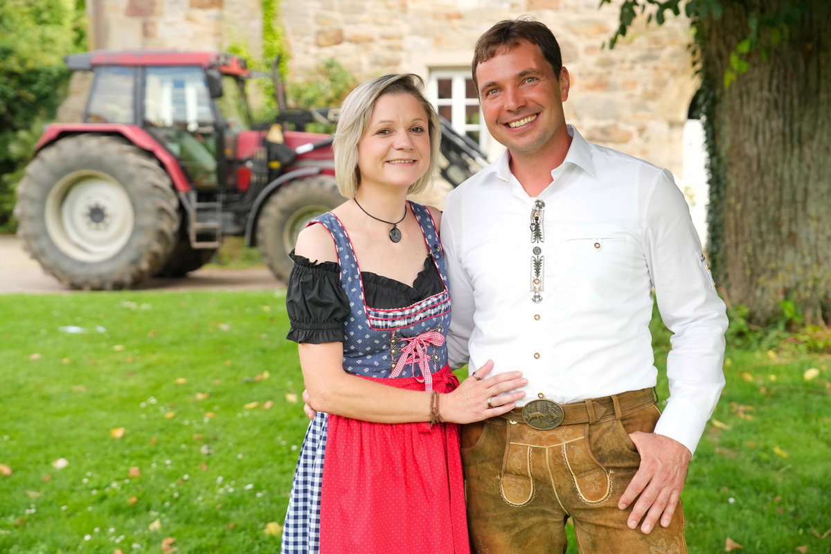 "Bauer sucht Frau" 2024: Manfred & Susanne - Diese Paare haben sich auf dem Scheunenfest gefunden