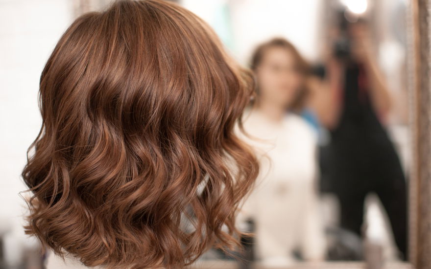 Frau mit Beach Waves Bob