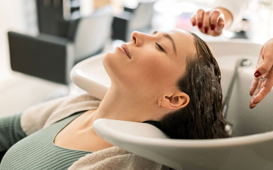 Frau im Waschbecken beim Friseur