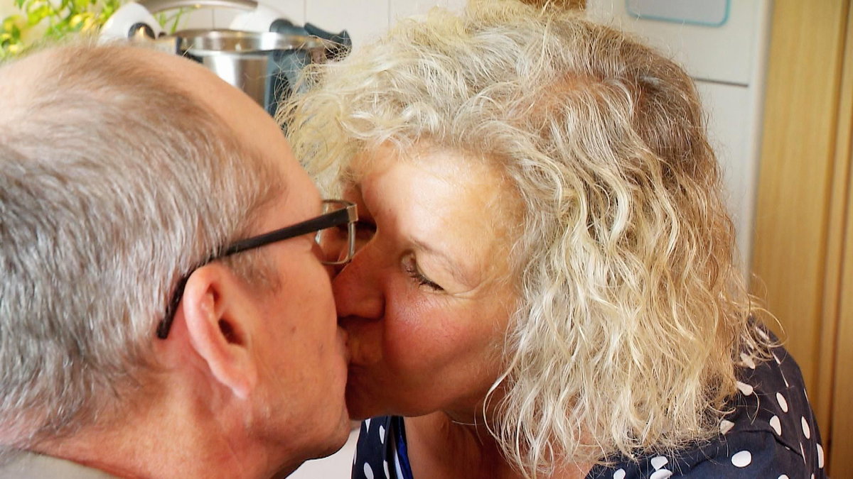 "Bauer sucht Frau" 2024, Folge 5: Jenny und Sweer küssen sich