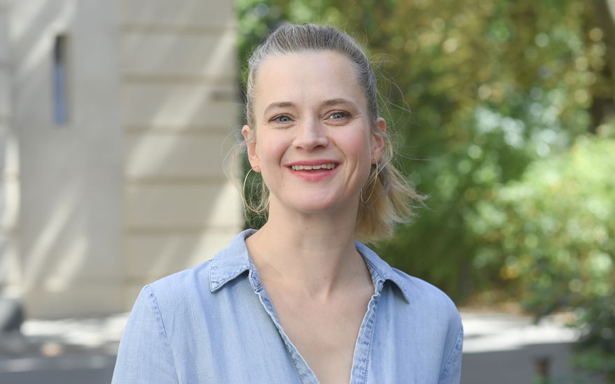 Caroline Hanke lacht