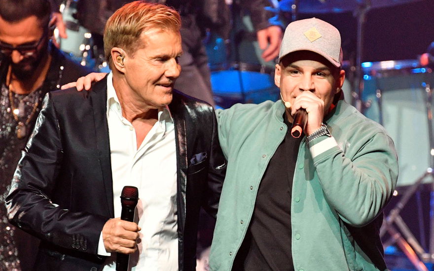 Dieter Bohlen schaut Pietro Lombardi an, der in ein Mikrofon spricht
