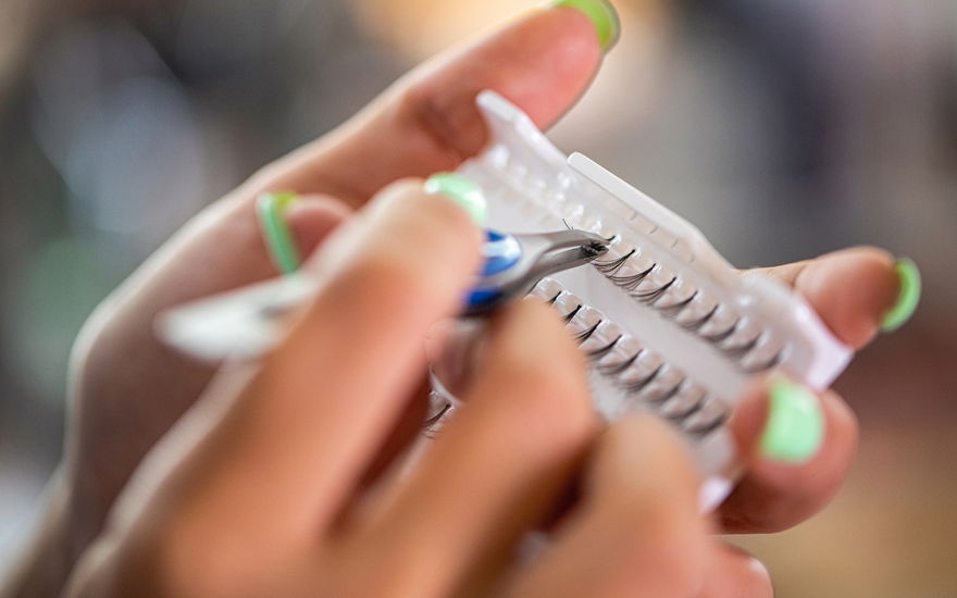 Einzelne Wimpern aus Verpackung nehmen