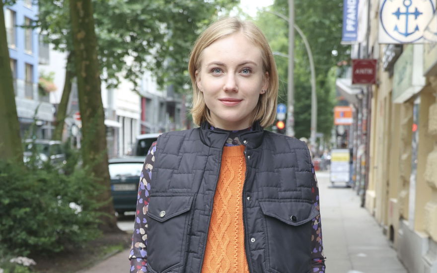 Elisa Schlott posiert auf der Straße