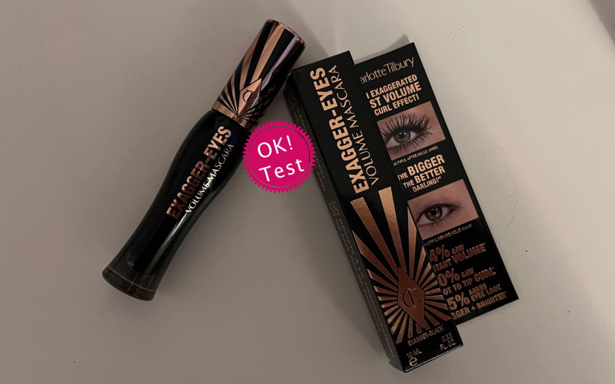 Exagger Mascara von Charlotte Tilbury auf grauen Hintergrund