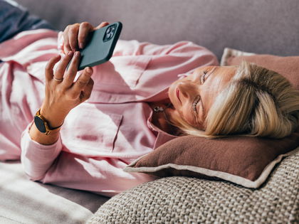 Falten durch Blaulicht: Diese 3 Produkte helfen wirklich