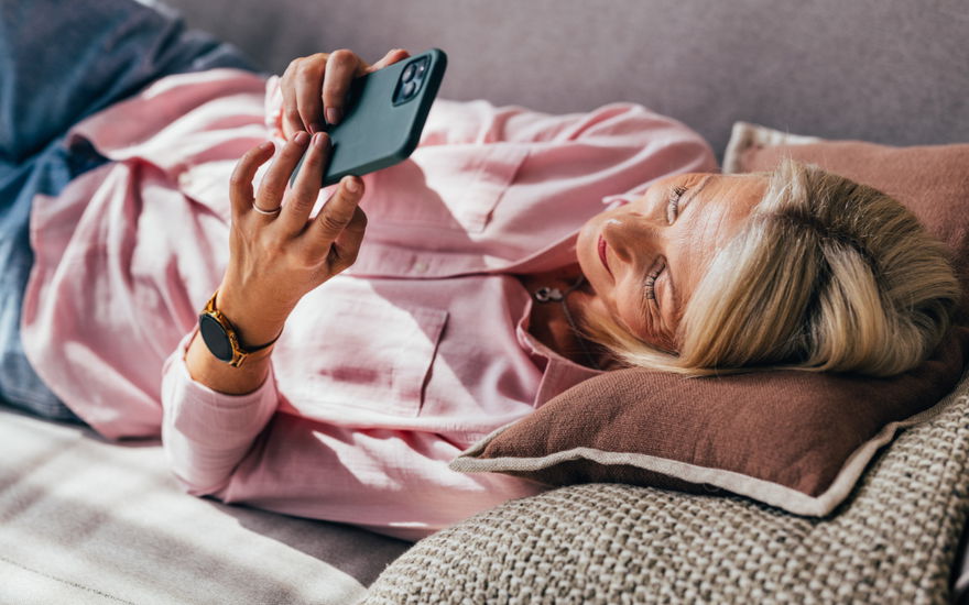 Frau schaut auf Handy