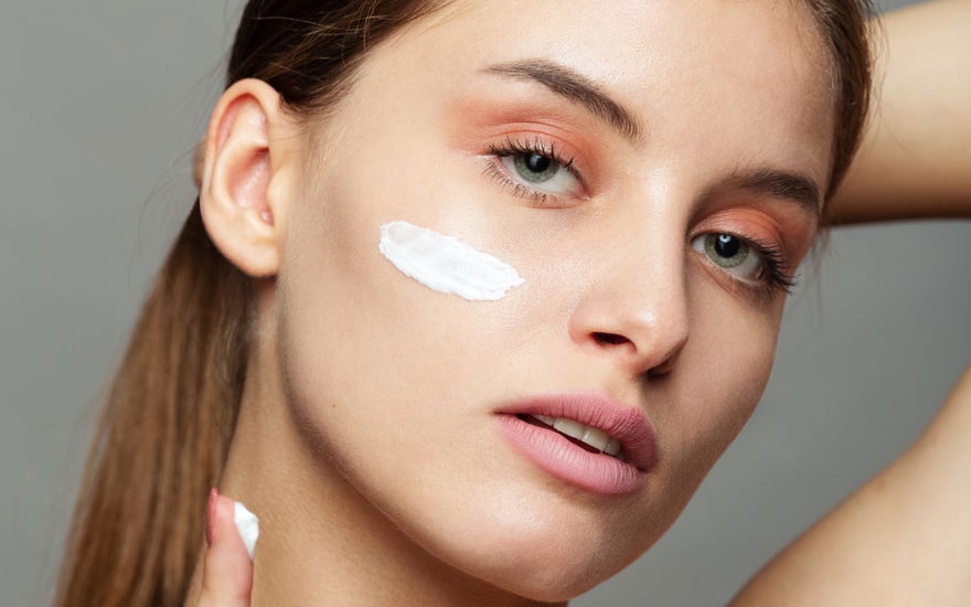 Anti-Aging-Creme im Gesicht