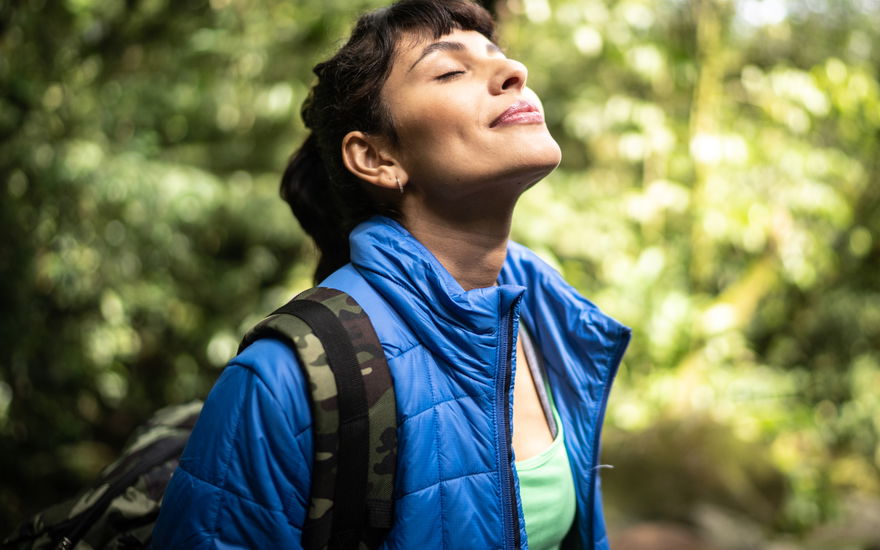 Frau atmen im Wald tief durch