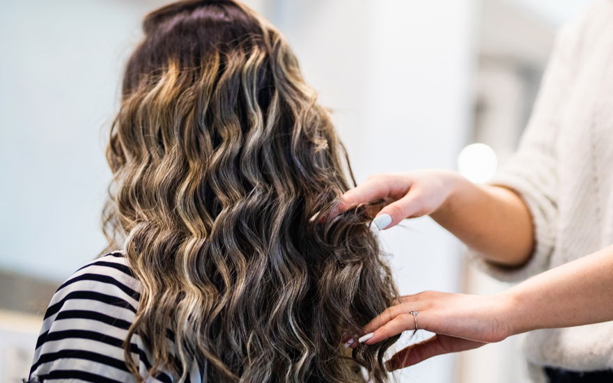 Frau beim Friseur Styling