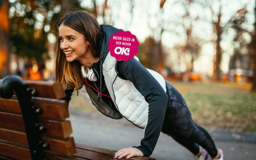 Frau Planks auf Parkbank
