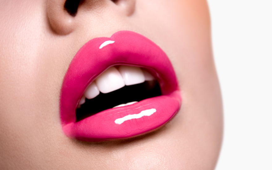 Frau mit knallpinken glänzenden Lippen