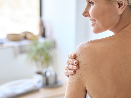 Rossmann-Must-have: Dieses Körperpeeling lässt deinen Body im Herbst strahlen