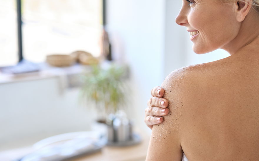 Frau macht Peeling