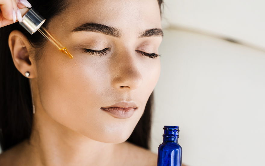 Frau geschlossene Augen Serum
